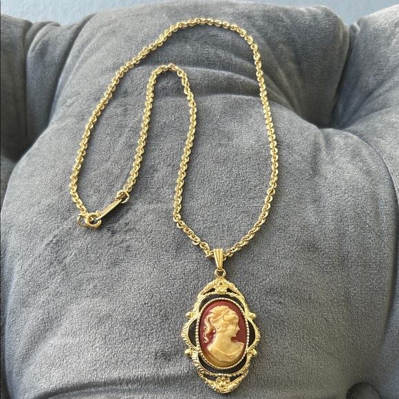 Vintage 1950’s Whiting & Davis Gold Cameo Pendant Necklace - Picture 4 of 16